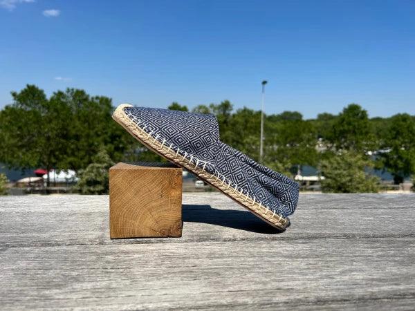 Les espadrilles Diamond Bleu Marine dans leur grand écrin naturel