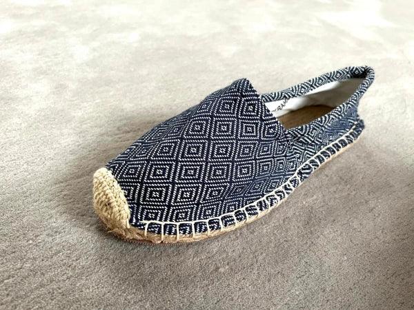 Les espadrilles Diamond Bleu Marine dans leur grand écrin naturel