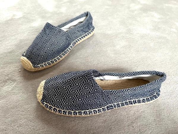 Les espadrilles Diamond Bleu Marine dans leur grand écrin naturel