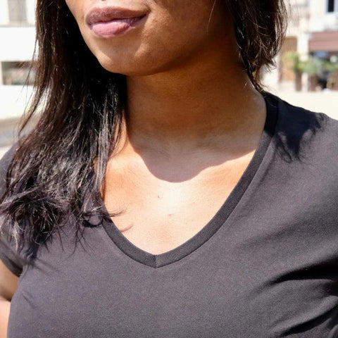 Le t-shirt français femmes col V en coton bio