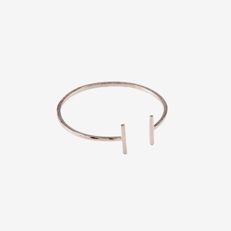 Bracelet fin T argent / martelé - Gabriela