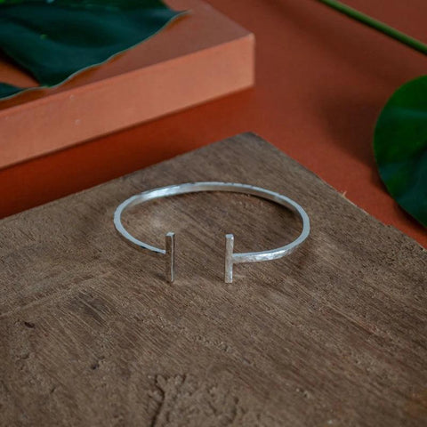 Bracelet fin T argent / martelé - Gabriela