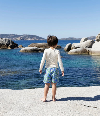 L'ensemble maillot de bain et haut anti-UV garçon