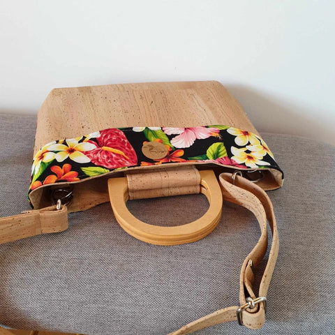 Sac Taina avec anses en bois et bandoulière, liège et tissu noir fleurs tropicales