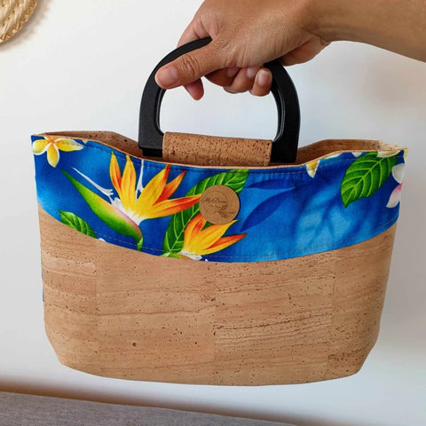 Sac Taina avec anses en bois et bandoulière, liège et tissu bleu tipanier oiseau de paradis