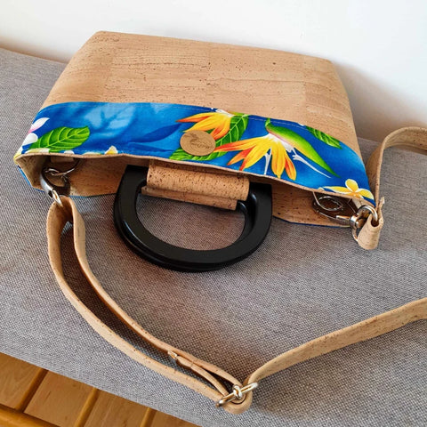 Sac Taina avec anses en bois et bandoulière, liège et tissu bleu tipanier oiseau de paradis