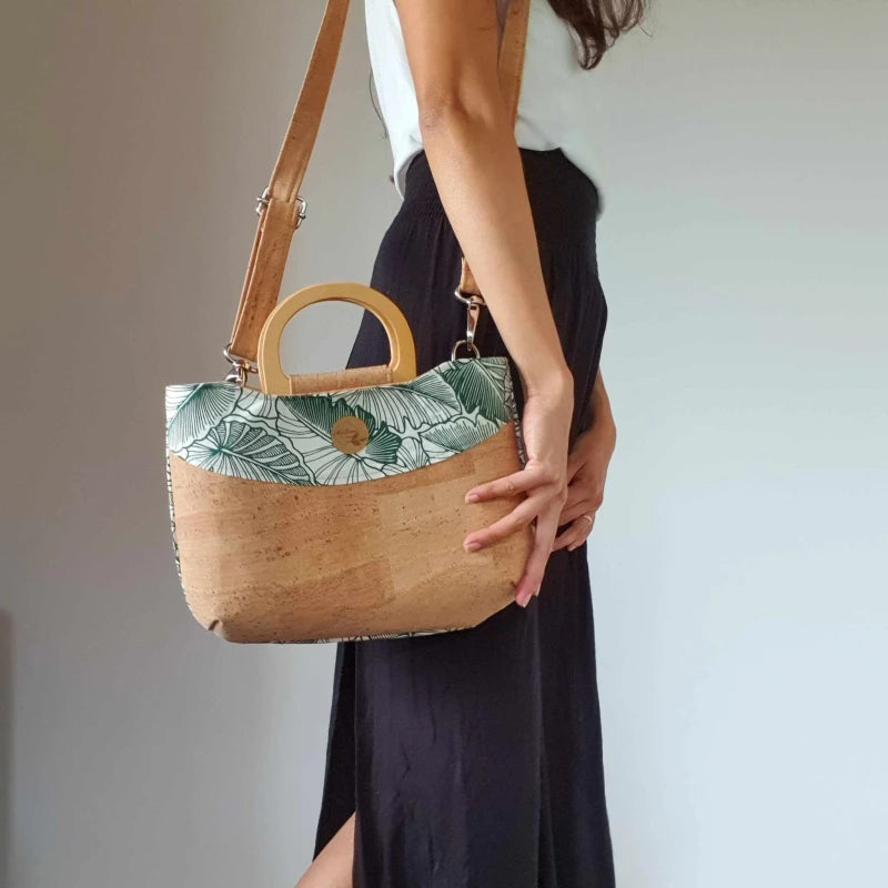 Sac Taina avec anses en bois et bandoulière, liège et tissu feuillage vert