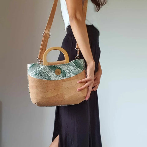 Sac Taina avec anses en bois et bandoulière, liège et tissu feuillage vert