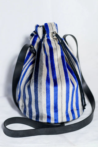 SHADE - Sac à bandoulière en velours à rayures bleues