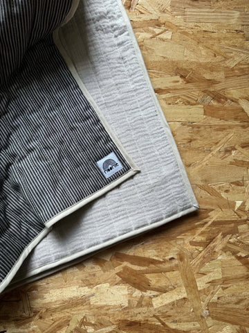 Couverture rayée gris et beige - Moomie
