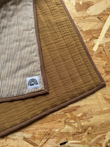 Couverture rayée ocre et beige - Moomie