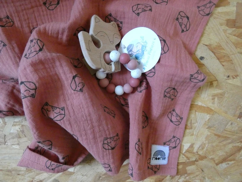 Lange terracotta et Hochet - Moomie X Mawen Materne