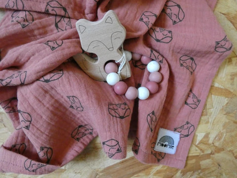 Lange terracotta et Hochet - Moomie X Mawen Materne