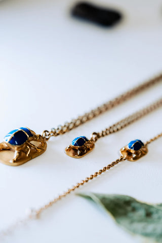 Collier scarabée bleu cobalt