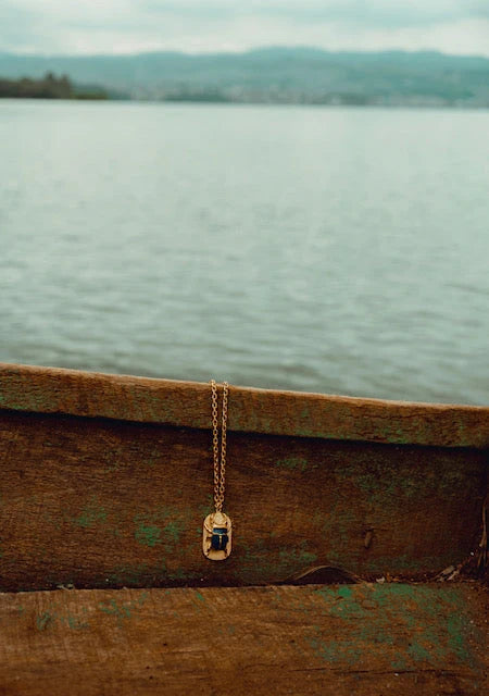 Collier scarabée bleu cobalt