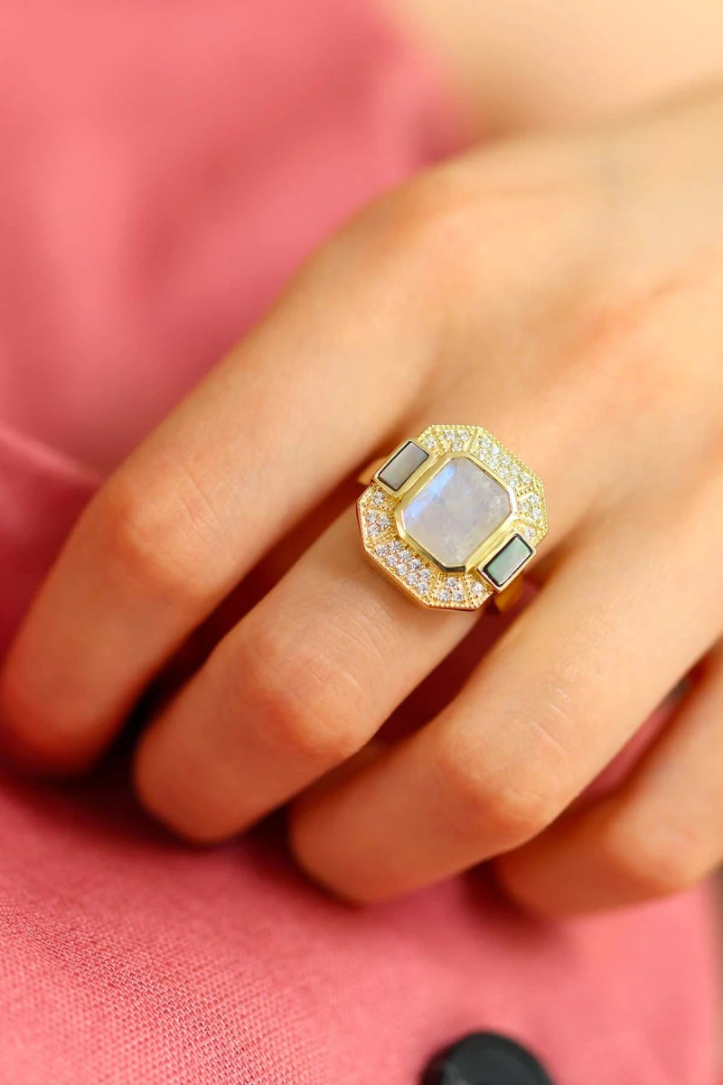 Célestine: Bague Art Déco plaqué or avec Pierre de lune et Nacre grise