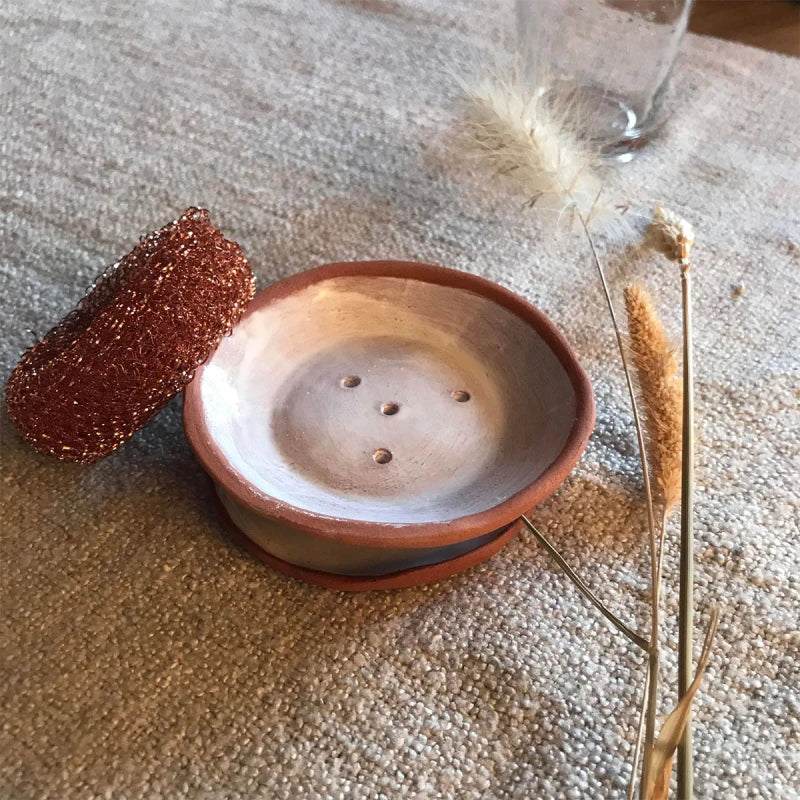 Porte-savon ou éponge en argile rouge et émail blanc