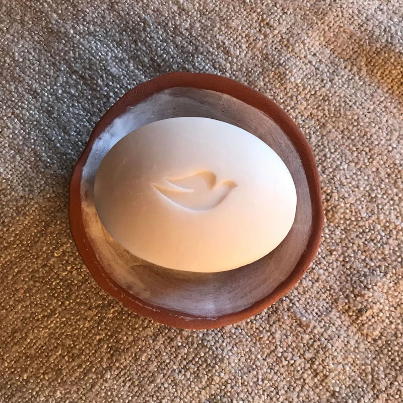Porte-savon ou éponge en argile rouge et émail blanc