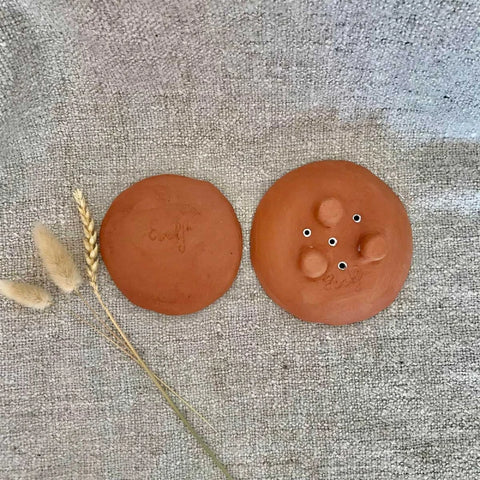 Porte-savon ou éponge en argile rouge et émail blanc