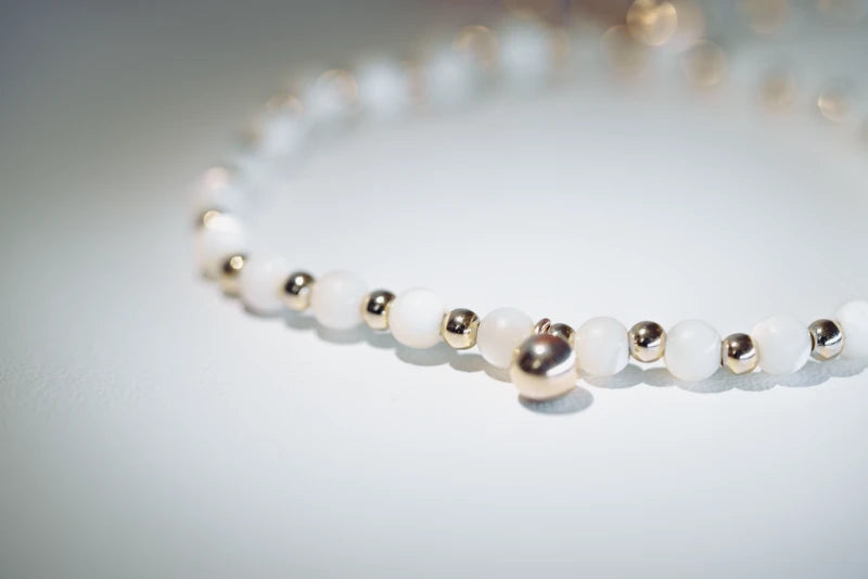 Bracelet pierres fines et perles dorées