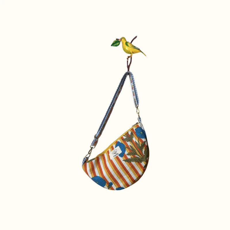 Sac demi-lune matelassé – "Golden stripes & blue poppies"