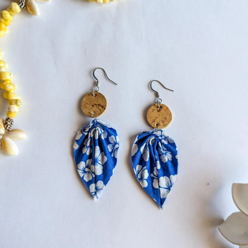 Boucles d'oreilles en liège et tissu polynésien - Bleu petite hibiscus