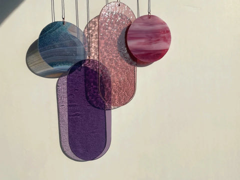 Lila und rosa Wandbehang im Art Déco Stil