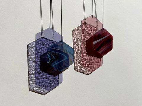 Geometrische Formen Sonnenfänger, eckige Glas Deko in lila und pink