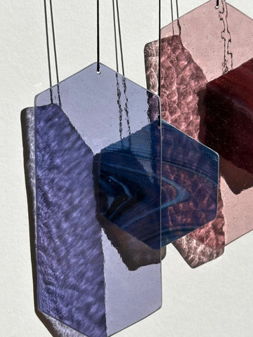Geometrische Formen Sonnenfänger, eckige Glas Deko in lila und pink