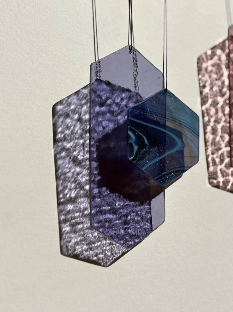 Geometrische Formen Sonnenfänger, eckige Glas Deko in lila und pink