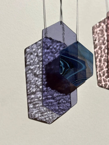 Geometrische Formen Sonnenfänger, eckige Glas Deko in lila und pink