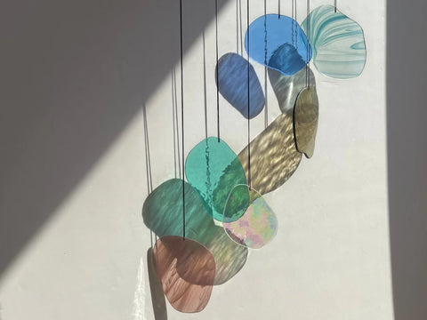 Organisch geformte Wandkunst aus Glas in Pastellfarben
