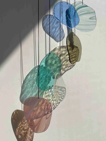 Organisch geformte Wandkunst aus Glas in Pastellfarben
