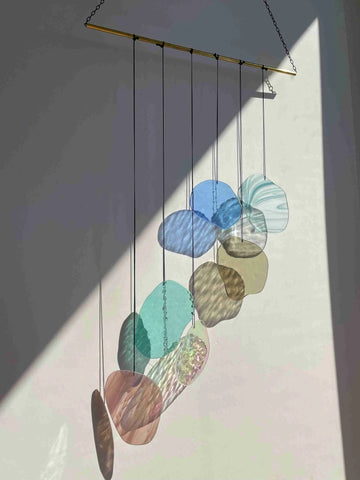 Organisch geformte Wandkunst aus Glas in Pastellfarben