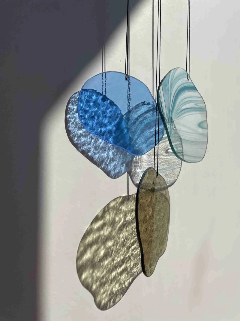 Organisch geformte Wandkunst aus Glas in Pastellfarben
