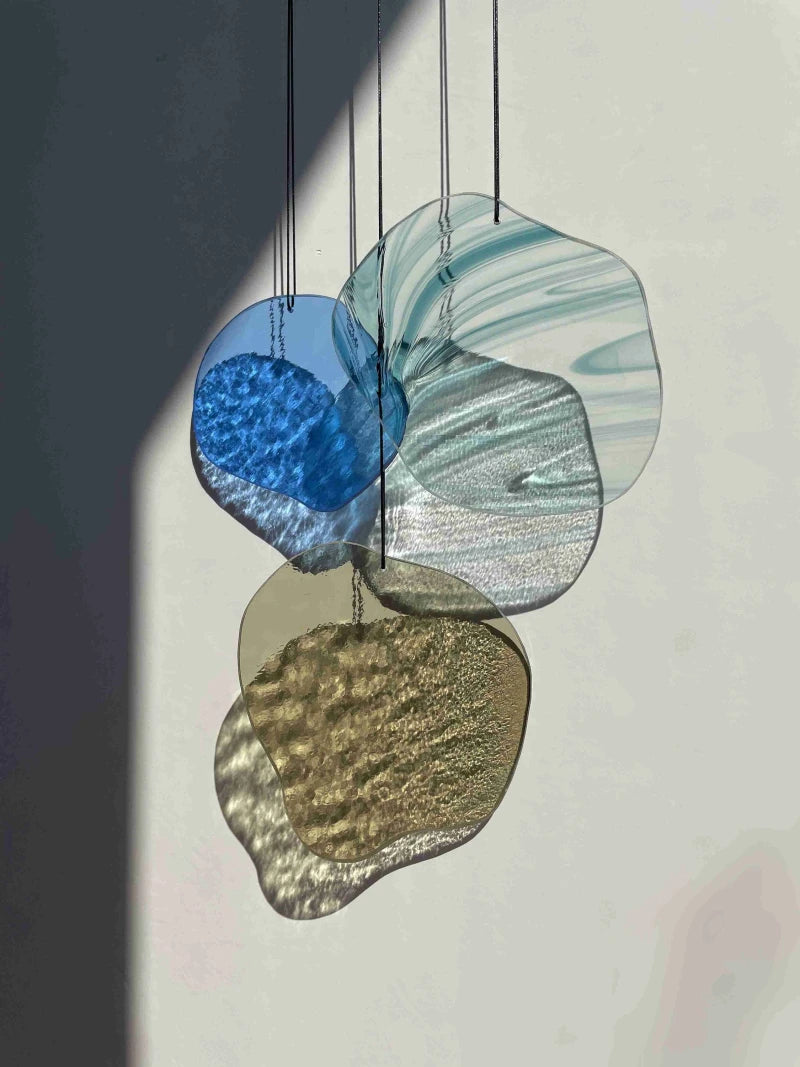Organisch geformte Wandkunst aus Glas in Pastellfarben