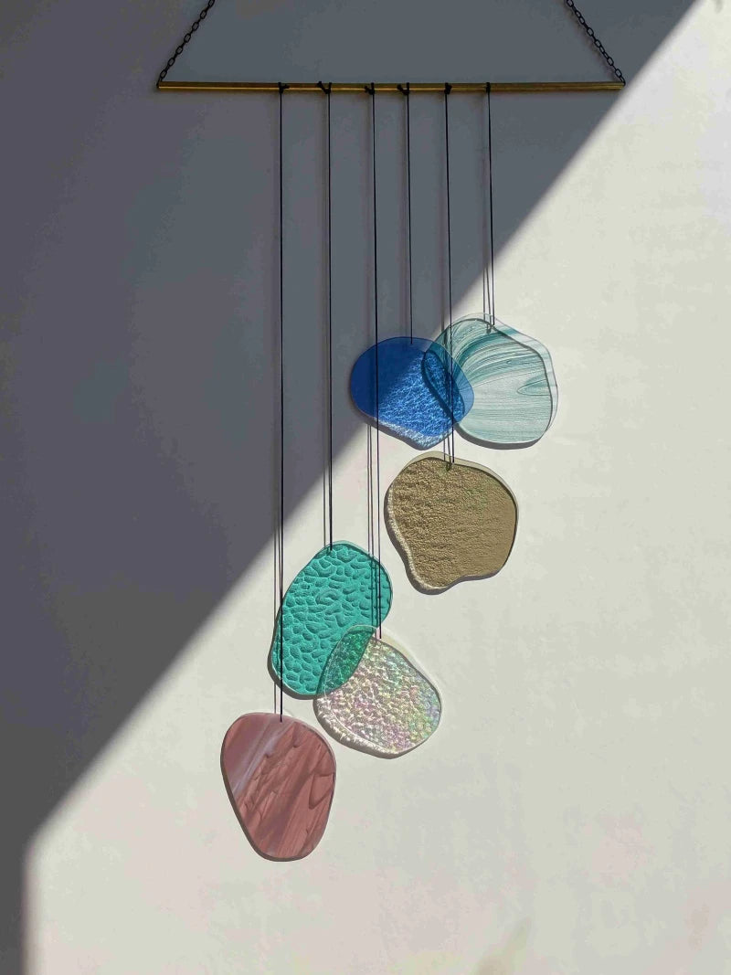 Organisch geformte Wandkunst aus Glas in Pastellfarben