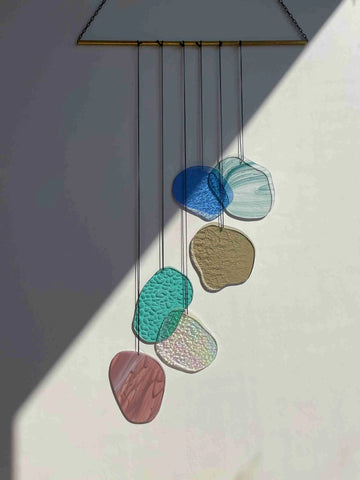 Organisch geformte Wandkunst aus Glas in Pastellfarben