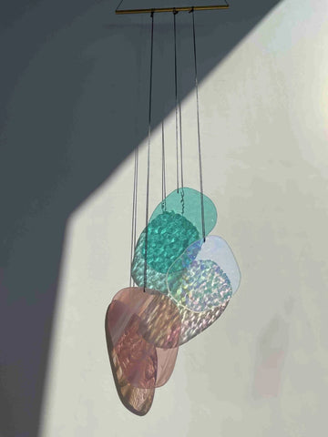 Organisch geformte Wandkunst aus Glas in Pastellfarben