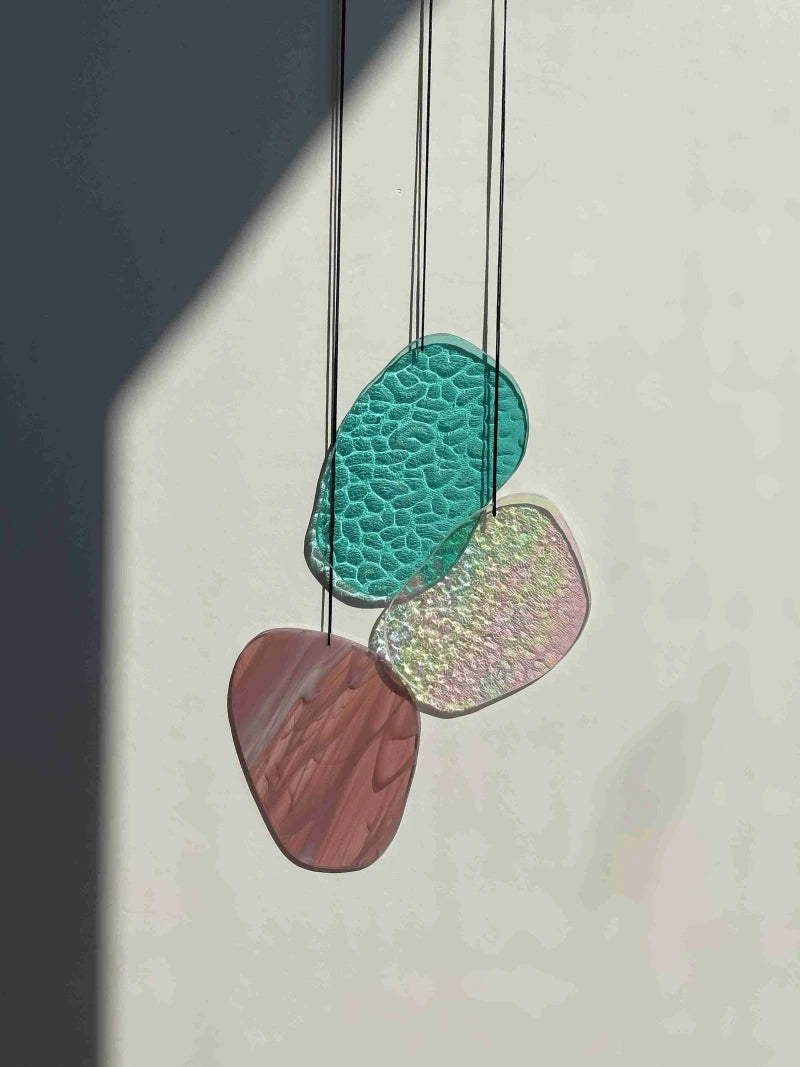 Organisch geformte Wandkunst aus Glas in Pastellfarben