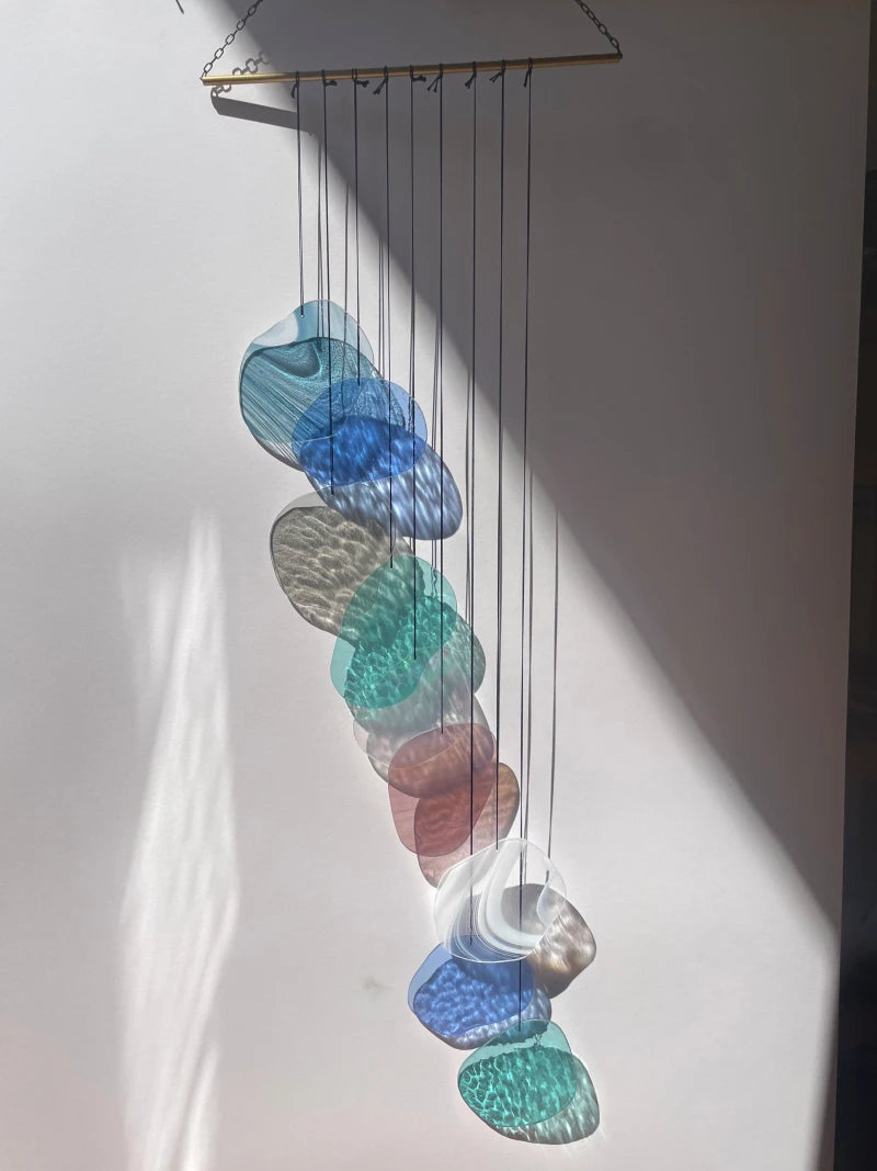 Organisch geformte Wandkunst aus Glas in Pastellfarben