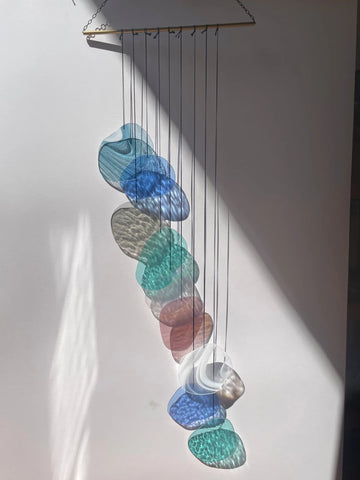 Organisch geformte Wandkunst aus Glas in Pastellfarben
