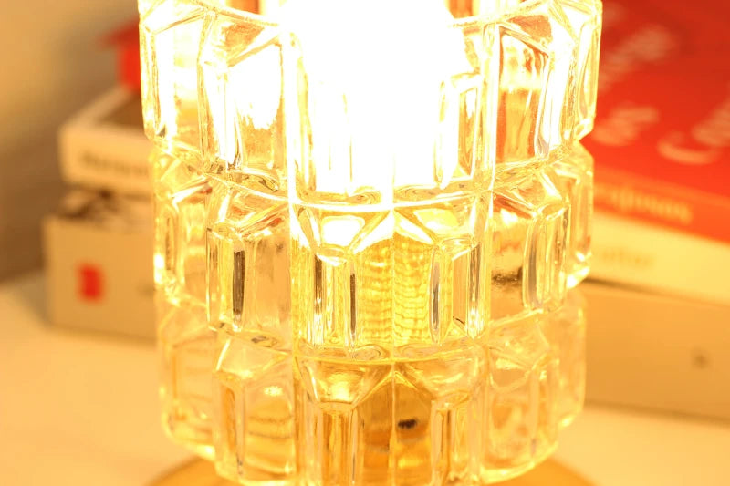 Lampe à poser - Gabriela- Globe en verre Moulé Vintage sur Base en laiton brossé