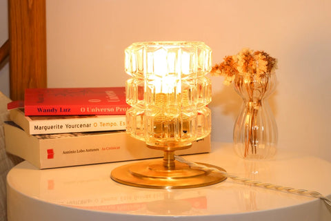 Lampe à poser - Gabriela- Globe en verre Moulé Vintage sur Base en laiton brossé