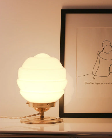 Lampe a poser - Zoé - Globe en verre Vintage Opaline et Base en laiton