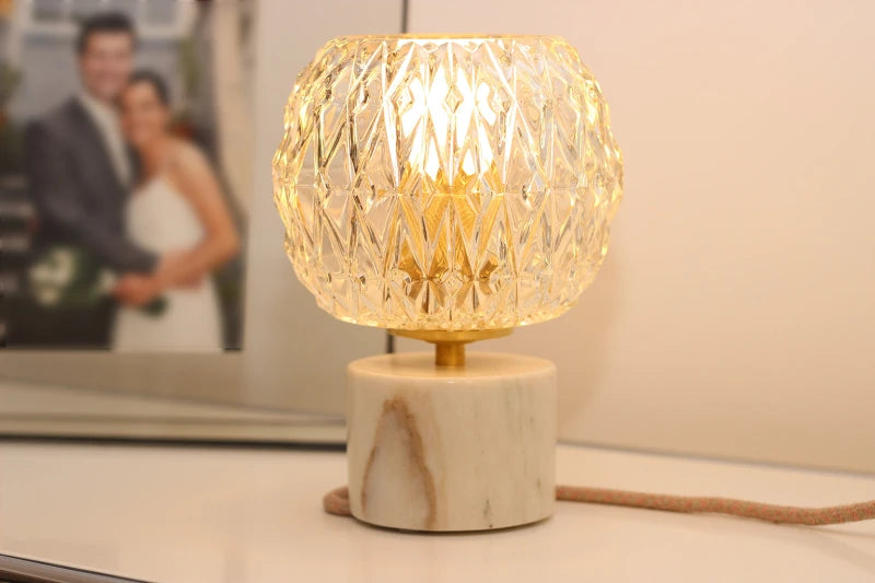 Lampe à poser - Emma - Globe en verre Vintage Ciselé et Base en marbre
