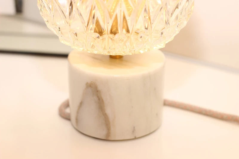 Lampe à poser - Emma - Globe en verre Vintage Ciselé et Base en marbre