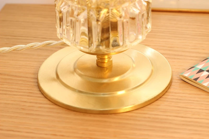 Lampe à poser - Camille- Globe en verre Moulé Vintage sur Base en laiton brossé