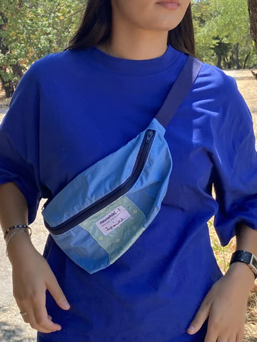 Sac banane upcyclé tissu bleu - Meanwhile Boutique x Zgrouitch (édition limitée)