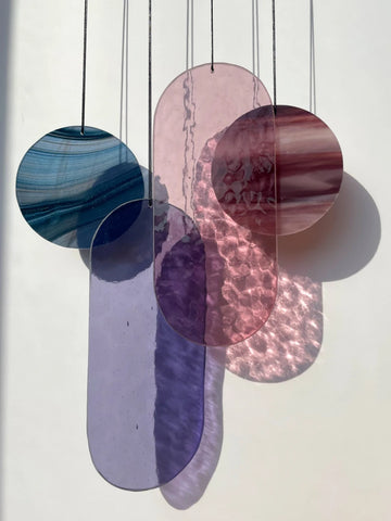 Lila und rosa Wandbehang im Art Déco Stil